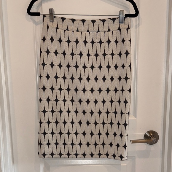 Renee C. Black and Cream Geometric Midi Skirt size small - Picture 1 of 5